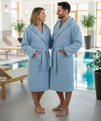 Светло син халат за баня, подходящ за мъж и за жена