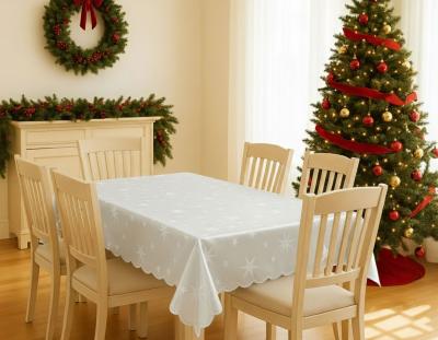 Блясък и тържество: бяла коледна покривка за маса