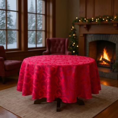 Тържествена покривка за маса с червени барокови елементи