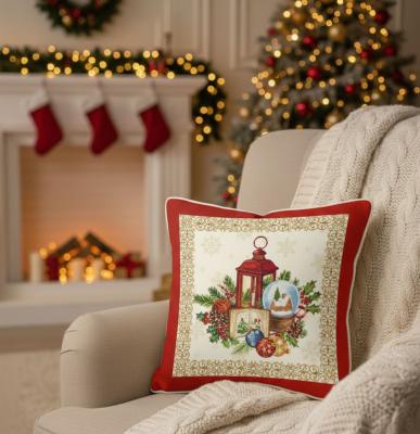 възглавничка с коледна калъфка върху кресло до камина
