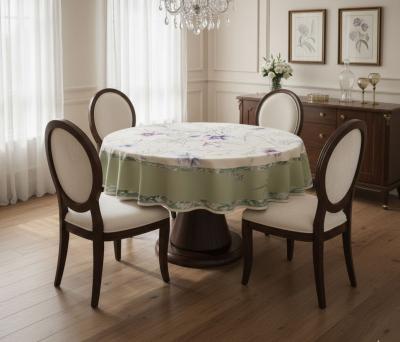 трапезария с маса с жакардова покривка