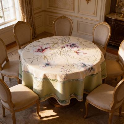 маса със столове в трапезария и жакардова покривка