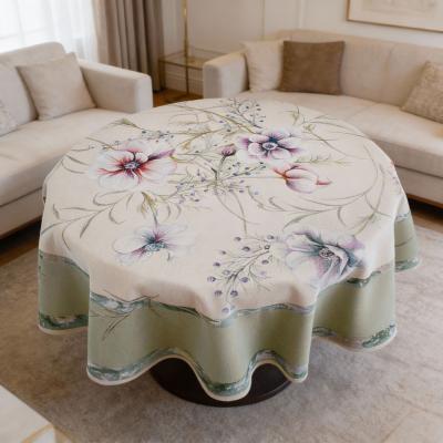 Разкошна жакардова покривка с деликатен флорален десен и зелен кант – Ф160 см