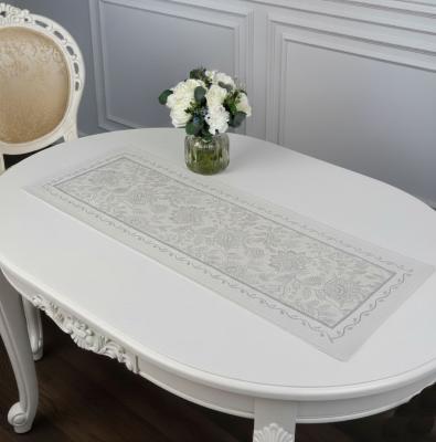 Бяла маса с жакардов тишлайфер и ваза с цветя