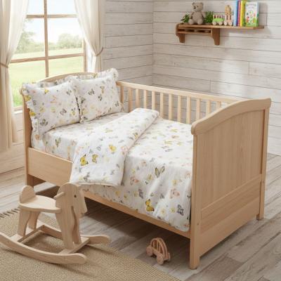 Бебешки спален комплект от памучен крепон с пъстри пеперуди