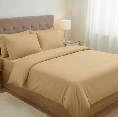 спалня с едноцветен спален комплект - охра