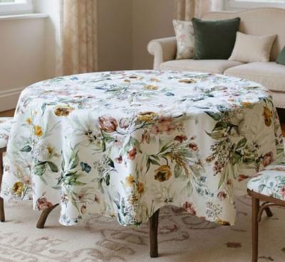 Водоустойчива покривка за маса с флорален десен – практична елегантност