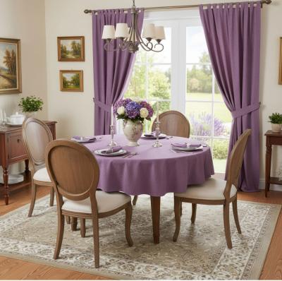 Плътни лилави пердета с дълбок цвят и благородно присъствие, готови за окачване