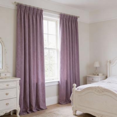 Плътни лилави пердета с дълбок цвят и благородно присъствие, готови за окачване