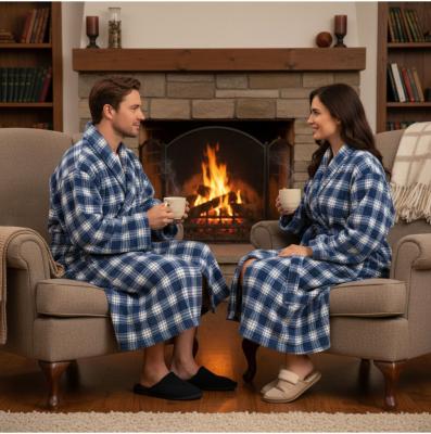 Домашен халат синьо каре – топъл, от полар, подходящ за зимните дни