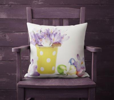 Великденска калъфка с лилави минзухари и боядисани яйца
