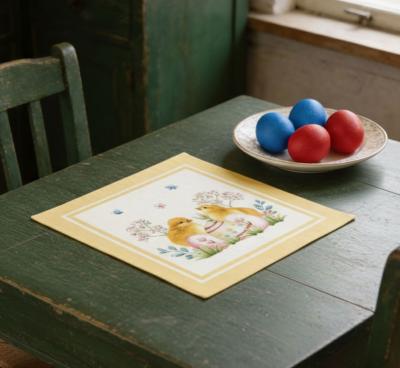 Жакардова великденска салфетка с две пиленца и пъстро яйце, жълт кант