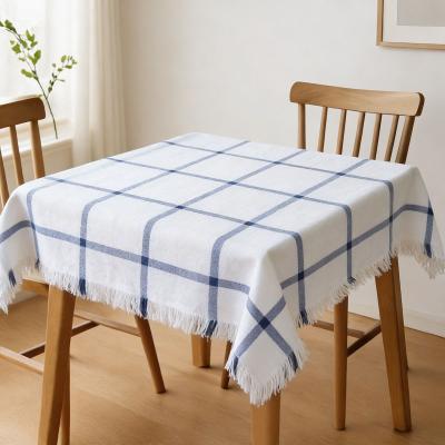 Битова покривка за маса в бяло