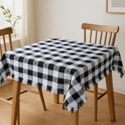 Битова покривка за маса в черно и бяло каре