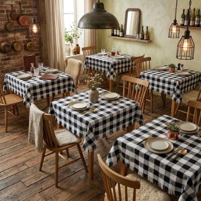 Битова покривка за маса в черно и бяло каре