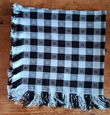 Битова покривка за маса в черно и бяло каре