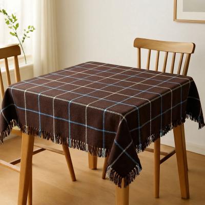 Битова покривка за маса в кафяво каре