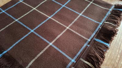 Битова покривка за маса в кафяво каре