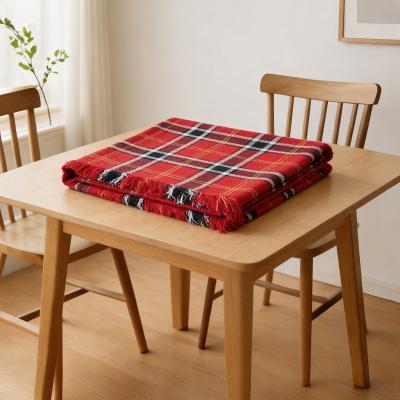 Битова покривка за маса в червено каре с ресни – 150 x 150 см, полиакрил