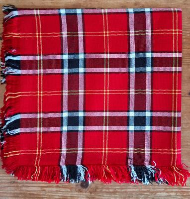 Битова покривка за маса в червено каре с ресни – 150 x 150 см, полиакрил