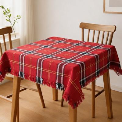 Битова покривка за маса в червено каре с ресни – 150 x 150 см, полиакрил