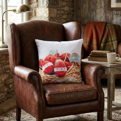 Великденска калъфка с червени яйца - красиво и празнично