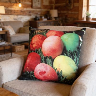 Великденска калъфка с пъстри яйца в пролетна градина