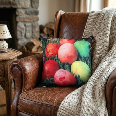 Великденска калъфка с пъстри яйца в пролетна градина