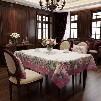 Елегантна жакардова покривка с флорални мотиви с красив широк бордюр