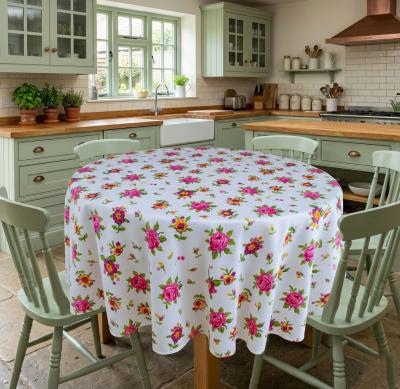 Красота и удобство в едно – покривка от полиестер с рози и градински цветя