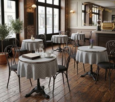 Сива покривка за маса на бели точки,