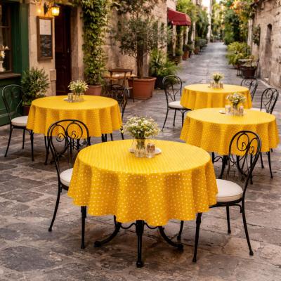 Жълта покривка за маса на бели точки, лесна за поддръжка