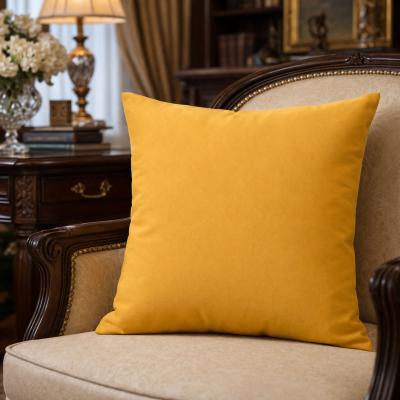 Елегантен едноцветен акцент в топъл жълт нюанс за стилен и завършен интериор