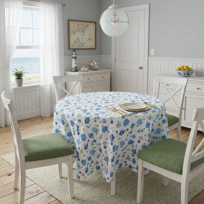 Покривка за маса с чудесни сини цветя на бял фон