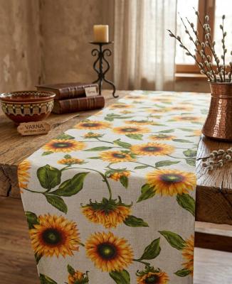 Тишлайфер за маса със слънчогледи на фон екрю