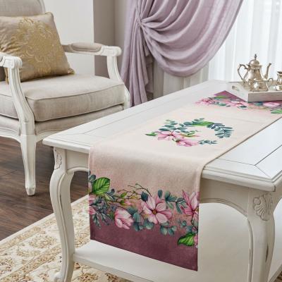 Жакардов тишлайфер 40x140 с флорален бордюр в цикламено розово – елегантен акцент за маса