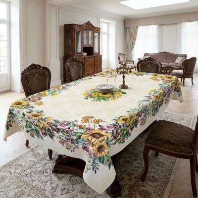 Жакардова покривка за маса с красиви аранжировки от цветя