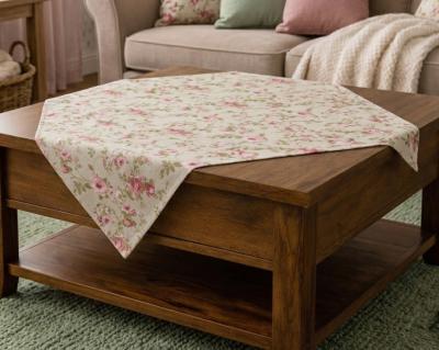 Каре за маса с красиви рози на светъл фон - шеби шик