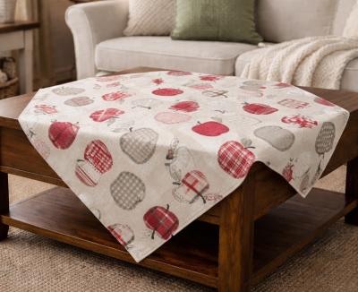 Каре за маса, ушито от плат с аристократични цветове