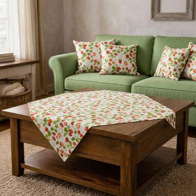 Каре за маса с ягодов десен и свежи зелени листа – 90 x 90 см