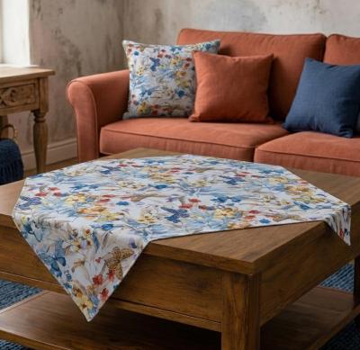 Каре за маса с ефирни цветя и пеперуди в сини нюанси – 90 x 90 см